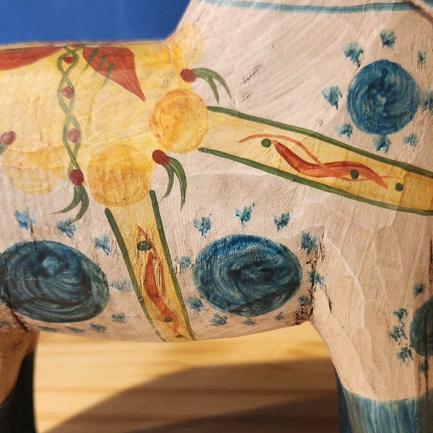Dalahorse in White and Blue